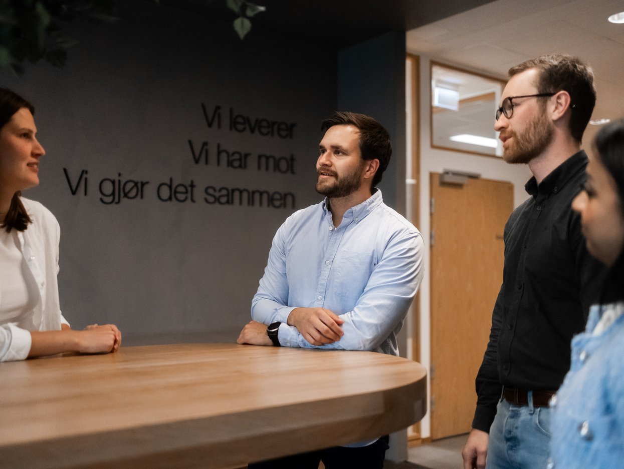 Bilde av personer på kontoret