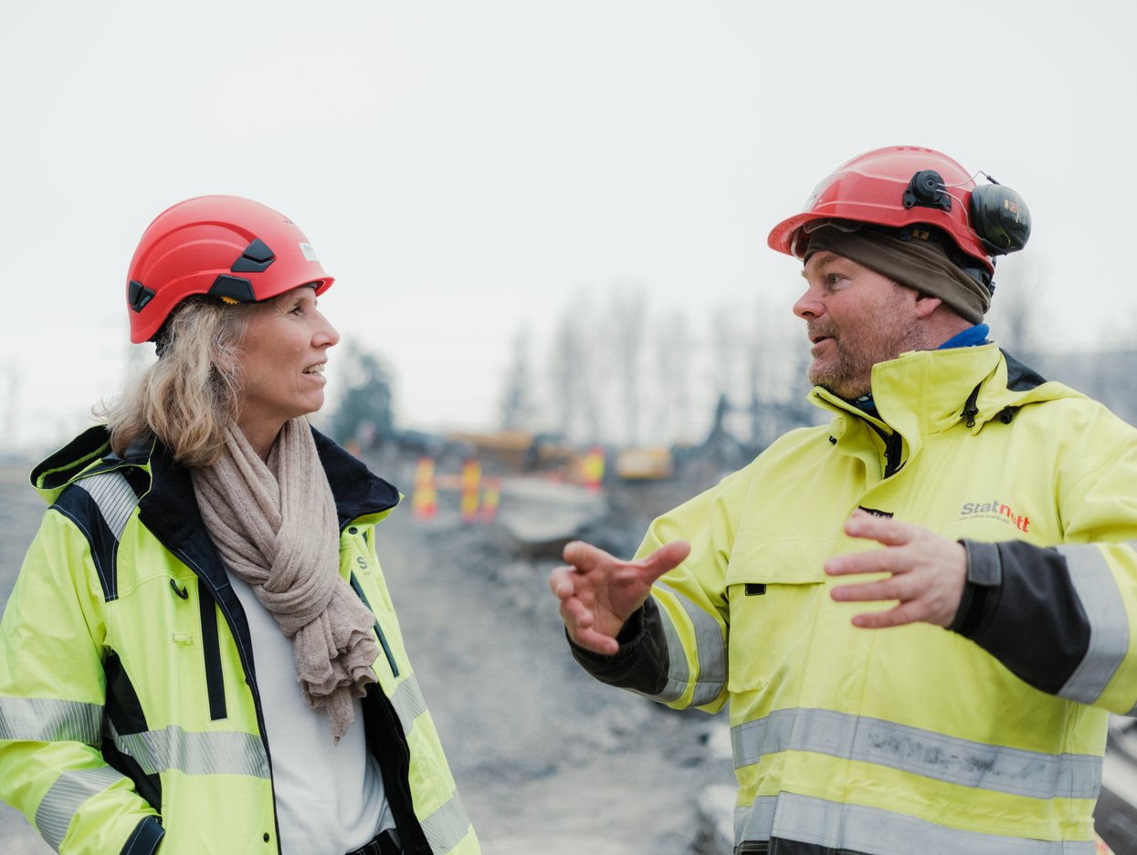 Picture of CFO Cathrine Lund Larsen and Statnett employee Morten Birger Karlsen.