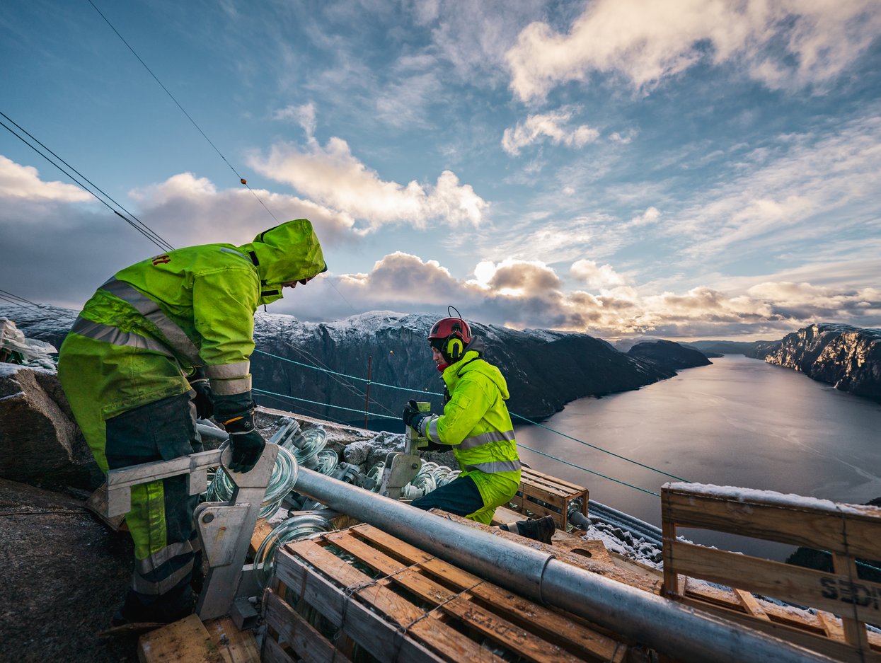 Picture of people working in Lysefjorden