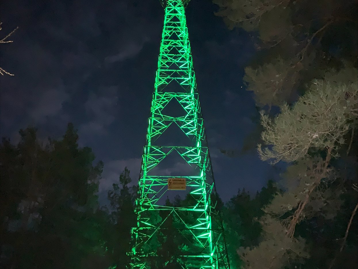 Illustrasjonsbilde av en lysende grønn mast