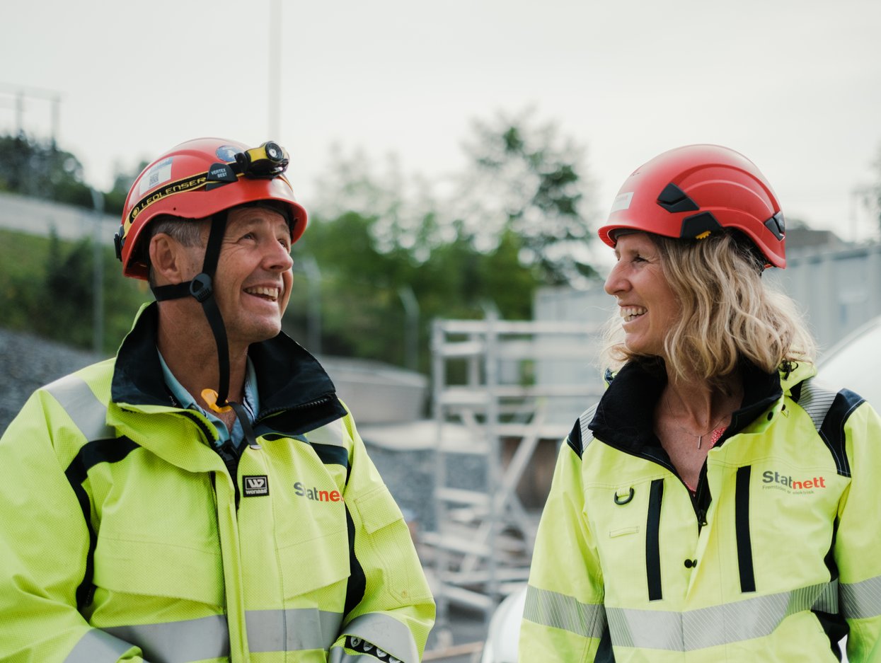 Bilde av Cathrine Lund Larsen og Thomas Weisser Fennefoss på Hamang transformatorstasjon.