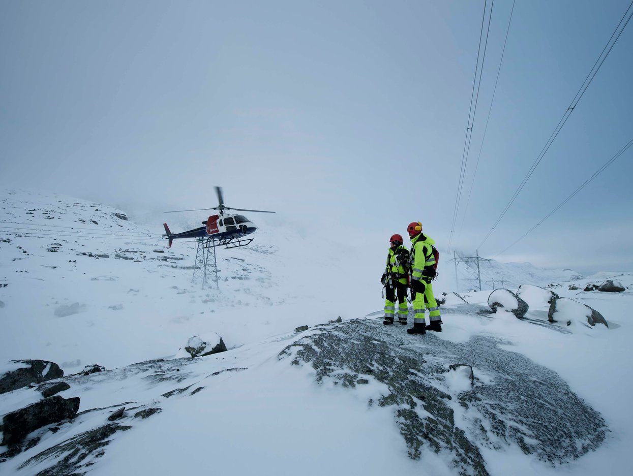 Picture of helicopter and Statnett crew in field.