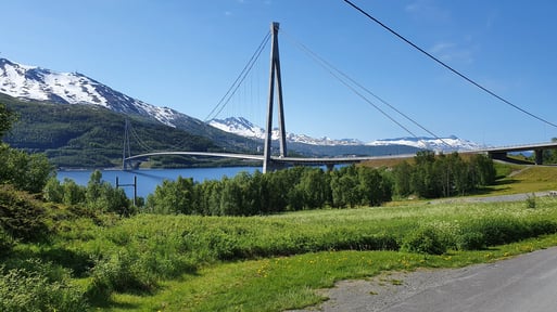 Broen over rombaksjorden en varm sommerdag 