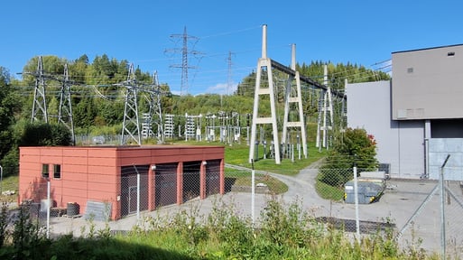 Nærbilde transformatorstasjon