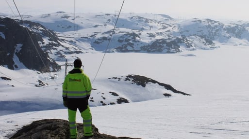 Statnett-ansatt, ledning på snødekt fjell.