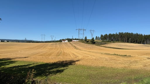 Kraftledning over åker