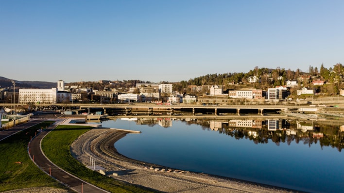 Ved strandkanten i Sandvika