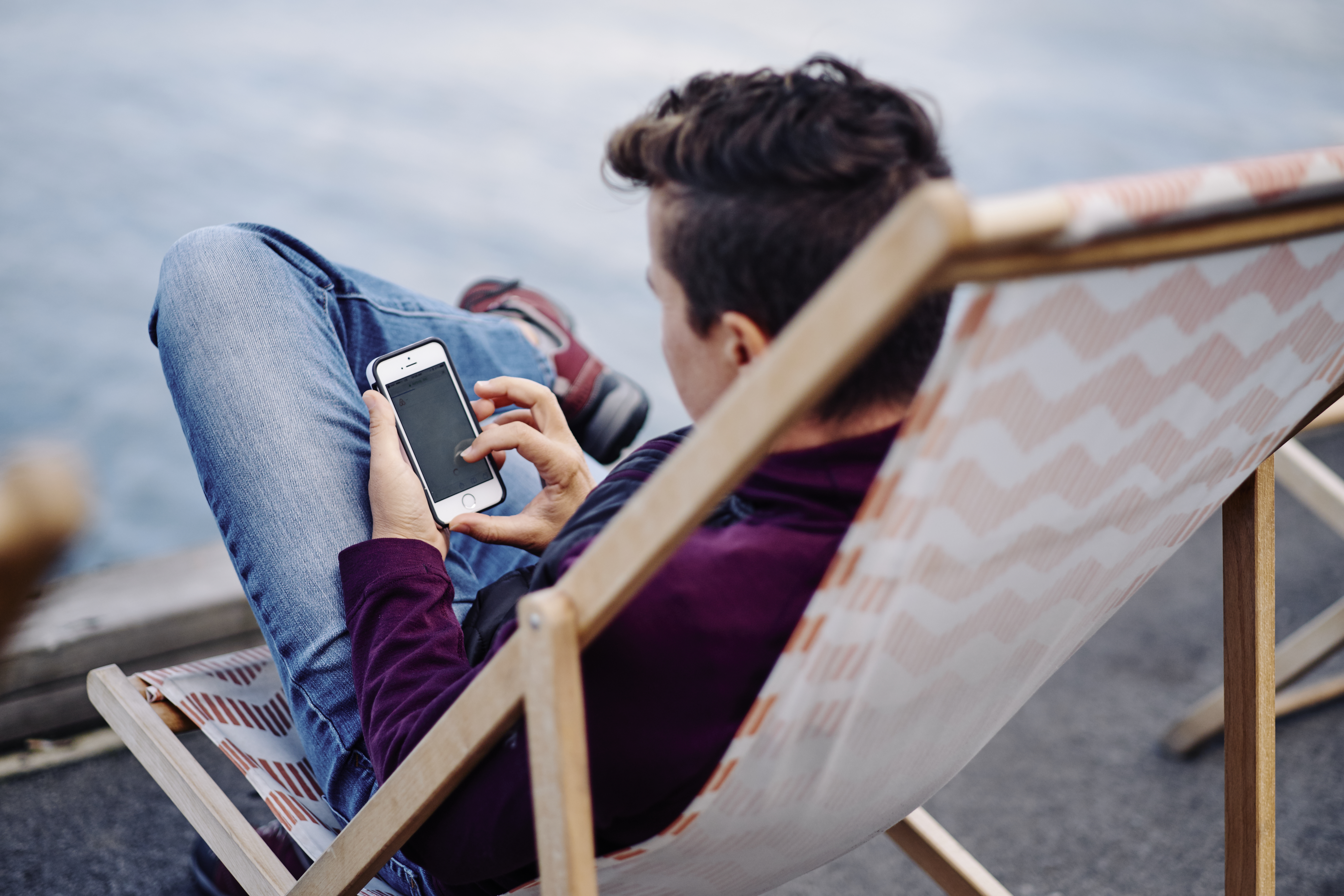 En person som sitter i solstol