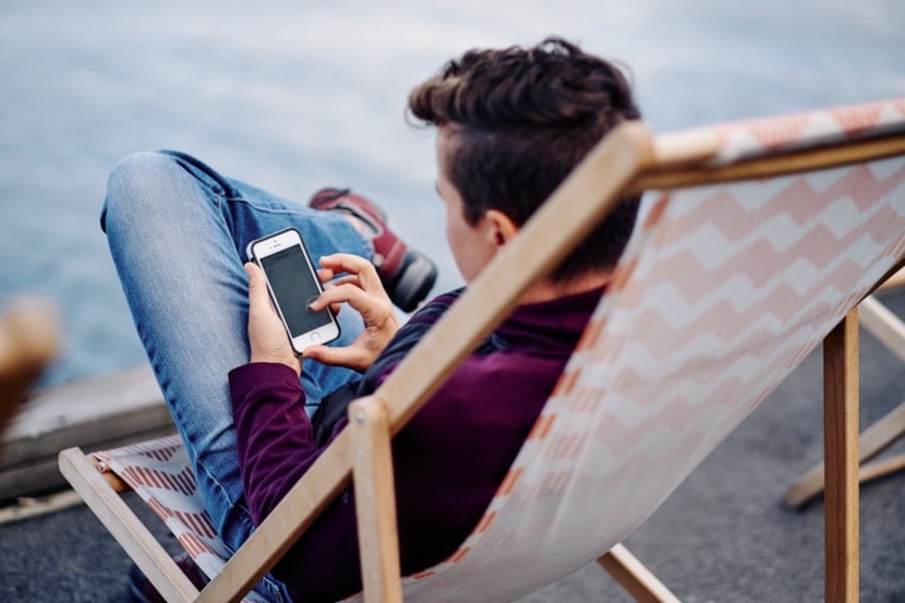 En person som sitter i solstol