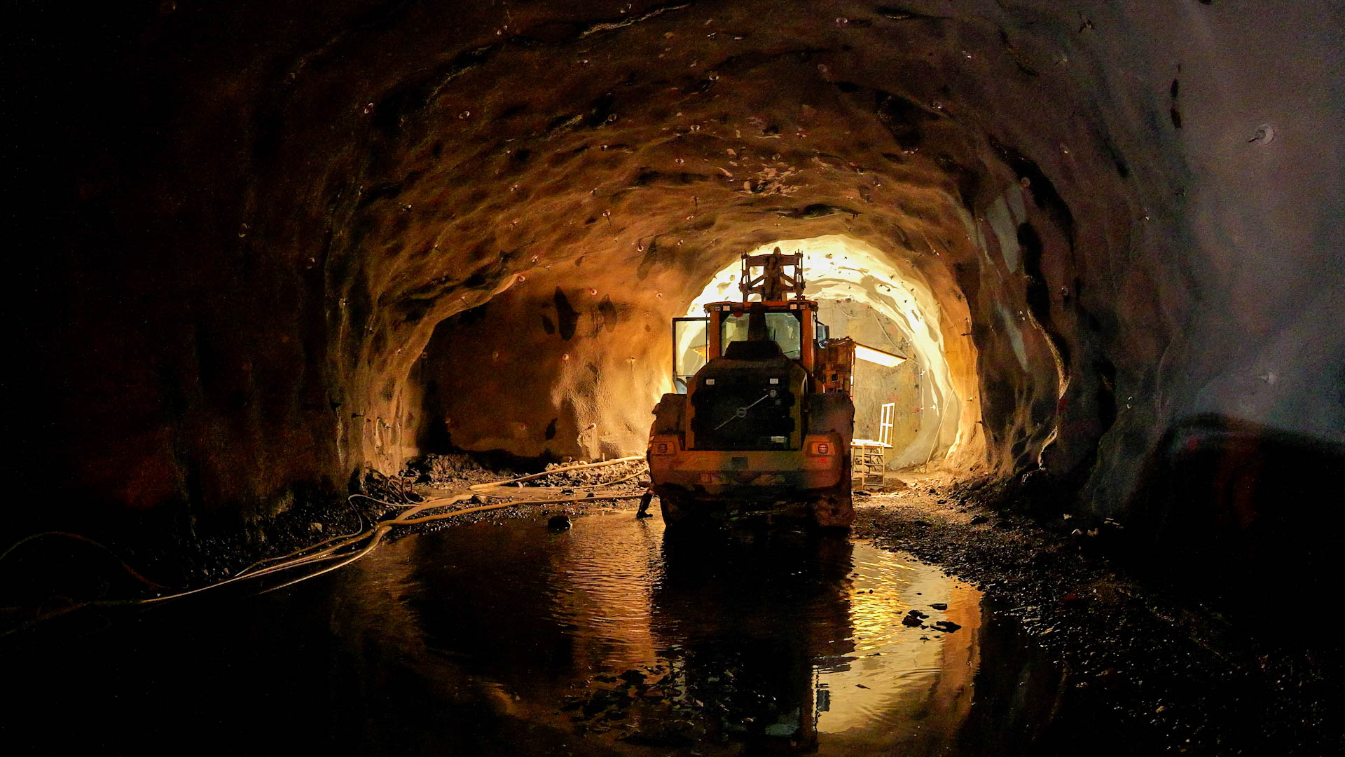Bilde av en tunnel og en maskin