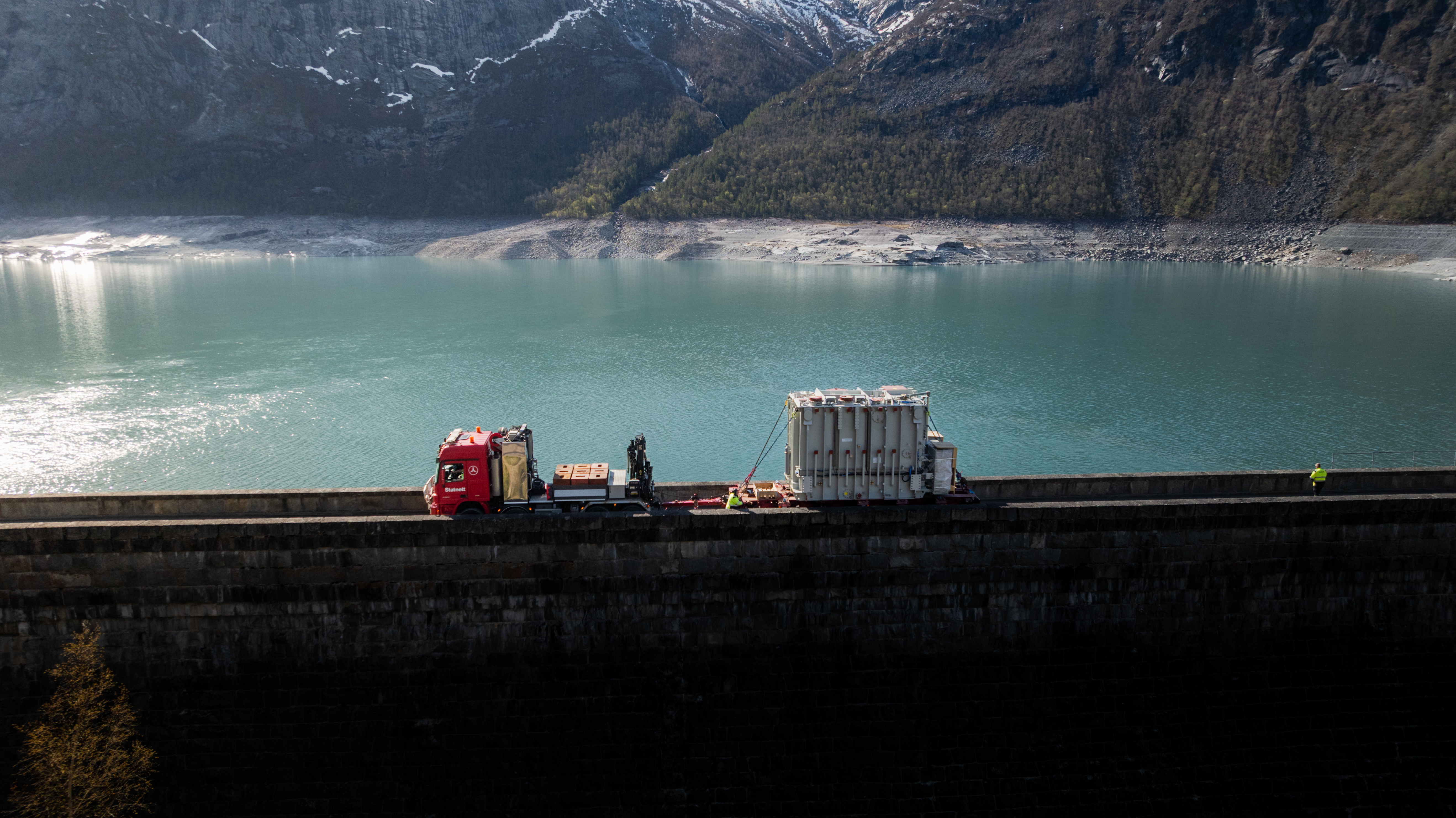 Bilde av bil som rygger over demning.