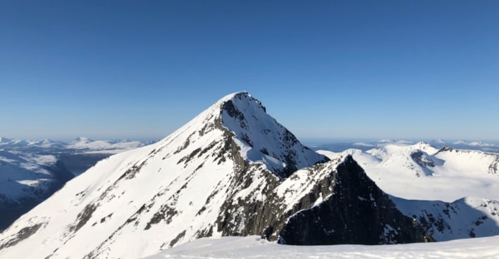 Illustrasjonsbilde fjelltopp med snø