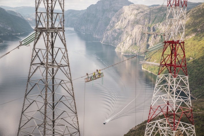 Dekorativt. Arbeidere i mast ved Lysefjorden.