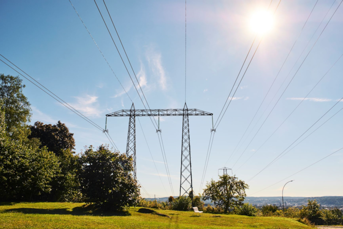 Strømmast, sol og lavt terreng