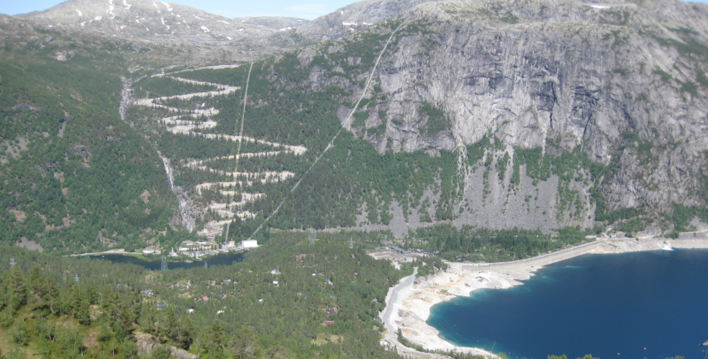 Fjord og fjell med liten strand