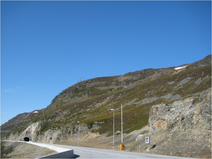 Vei og tunnel og master i bakgrunnen