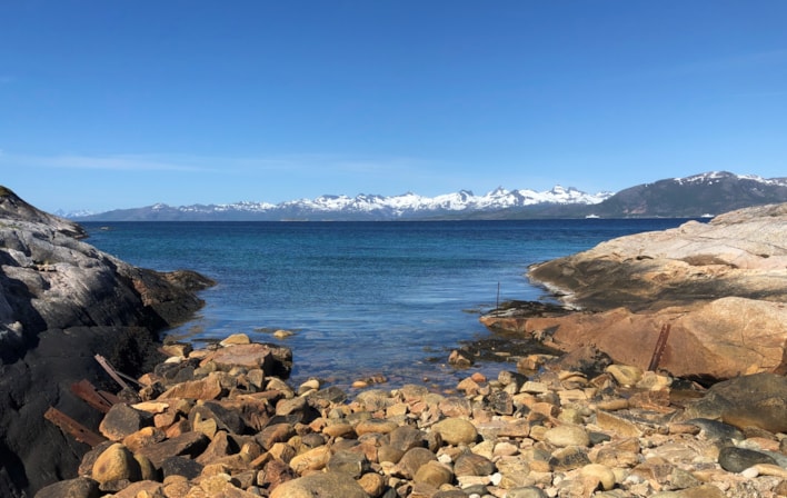 Ofotfjorden med snøkledde fjell i bakgrunnen 