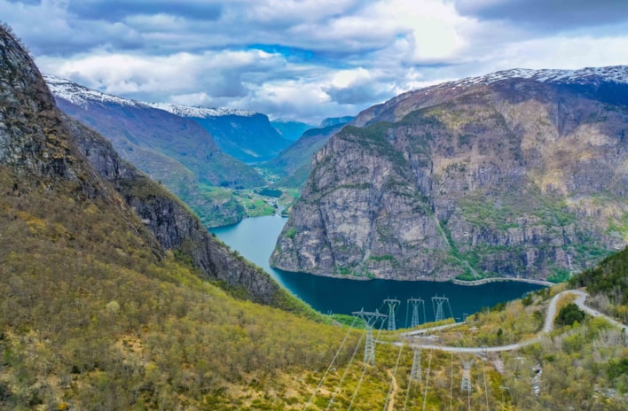 Dekorativt - Aurland, landskapsbilde med fjell og fjord.