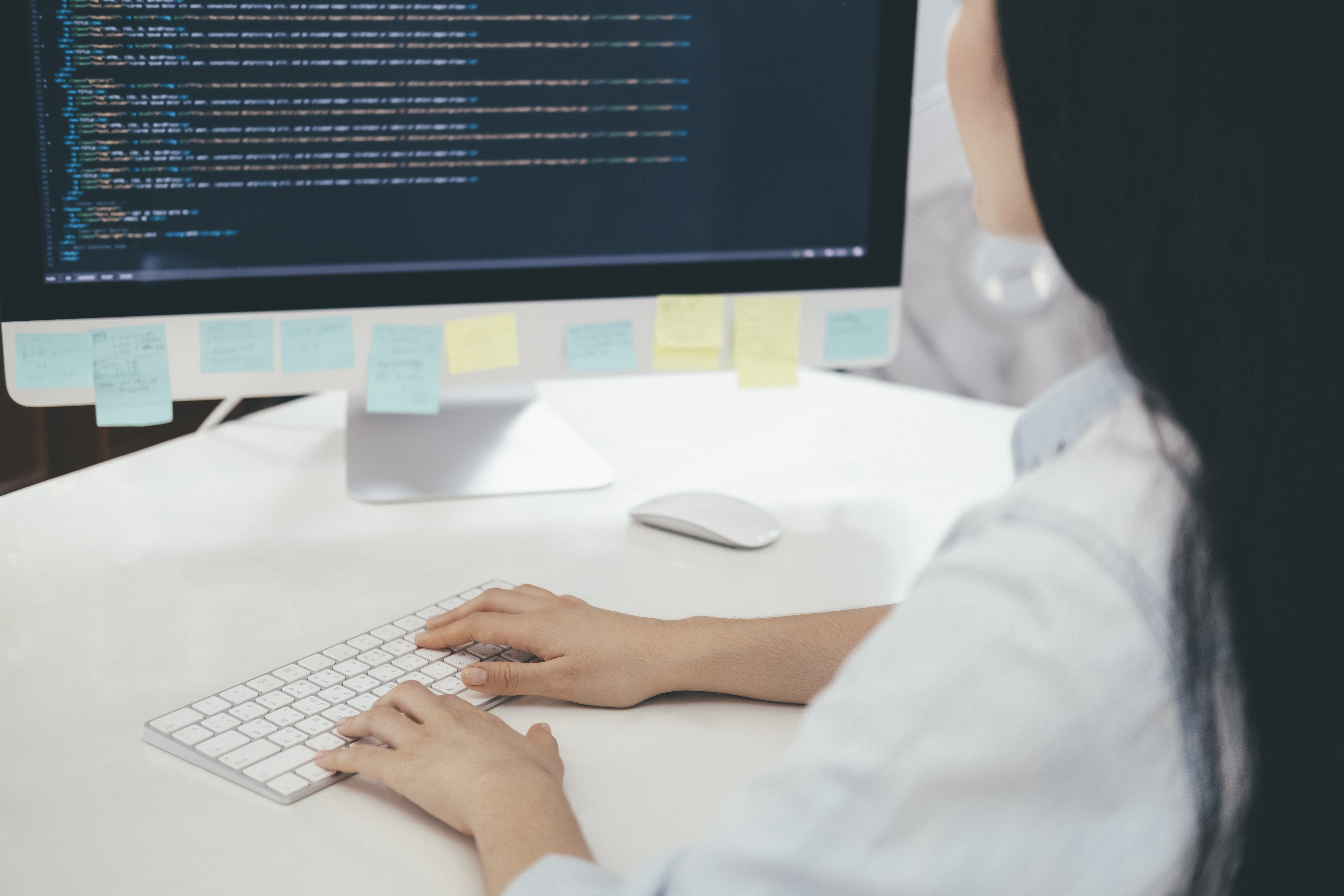 Gutt med lyspære over hodet. 