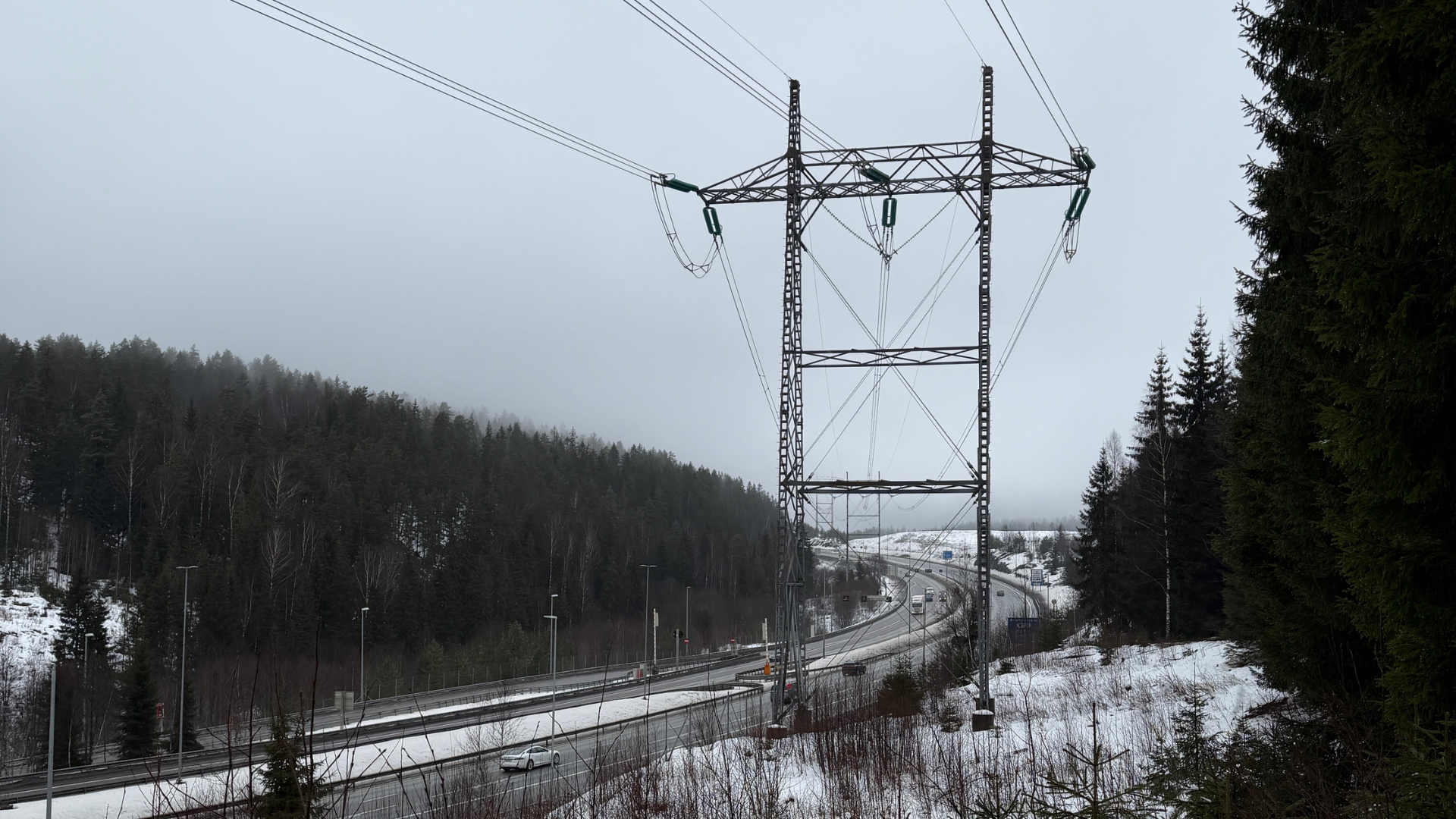Bilde av kraftledning og bilvei