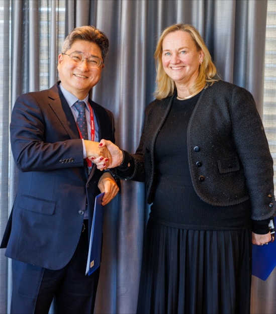 Sang Seok You, Director Cable Division Iljin Electric Co. Ltd og Elisabeth Vike Vardheim, konserndirektør for Nett i Statnett
