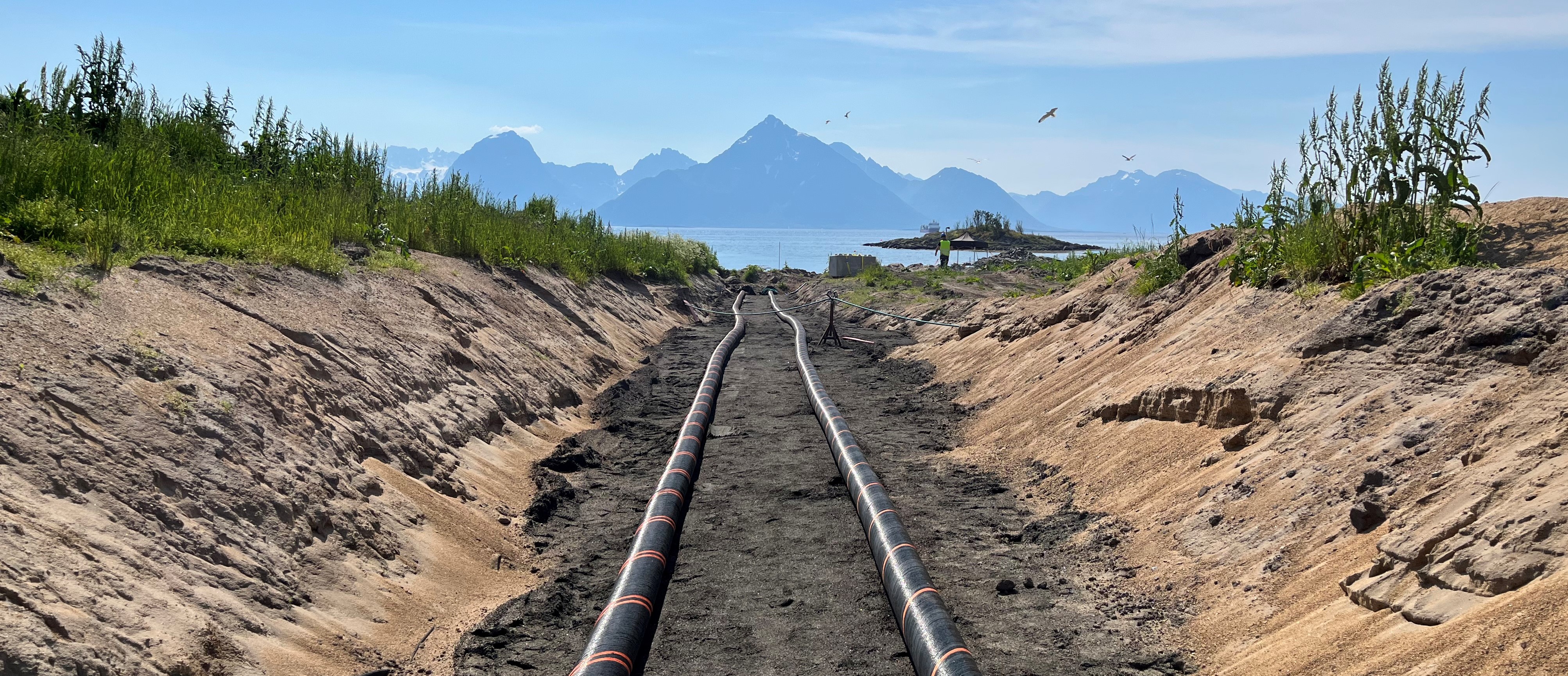 Kabelgrøft og fjord 