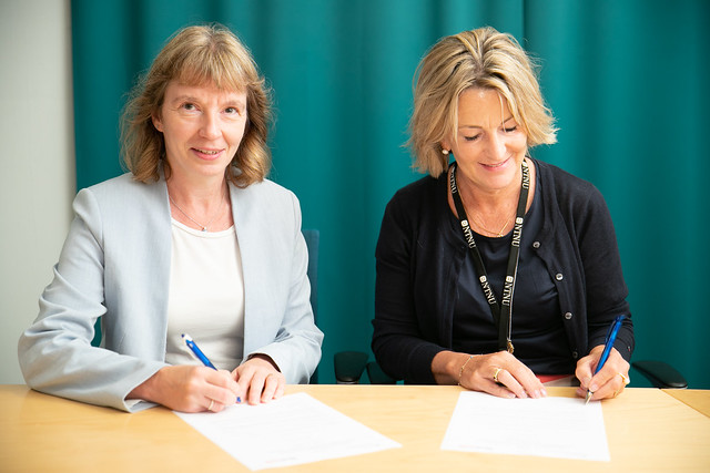 Sonja Berlijn, FoU-direktør i Statnett og Ingrid Schjølberg, dekan på fakultet for informasjonsteknologi og elektroteknikk på NTNU signerer samarbeidsavtale om cyber security.
