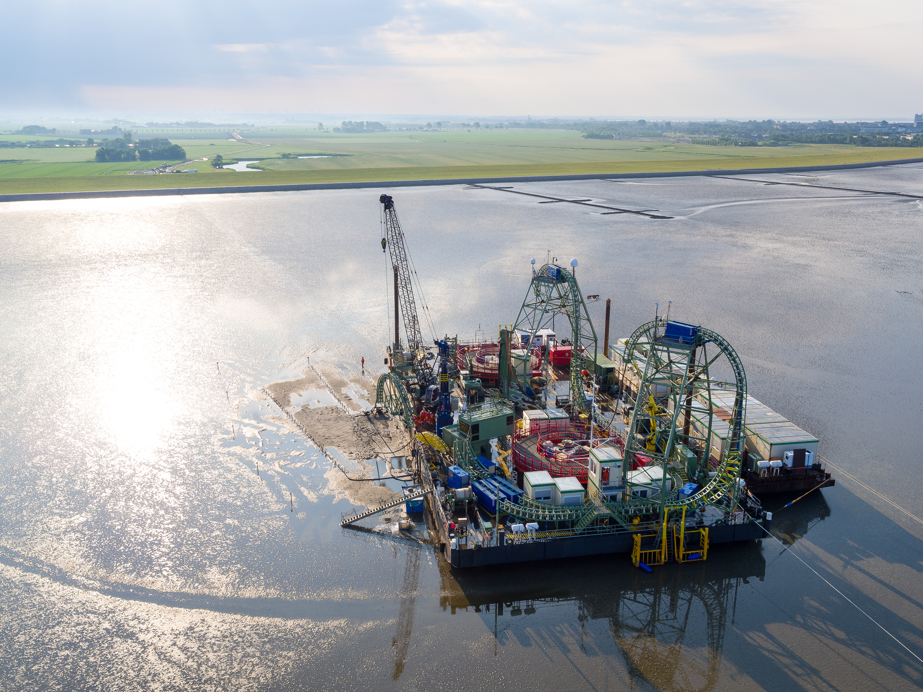 Et fartøy installerer sjøkabel ved kysten av Tyskland, i grunt område