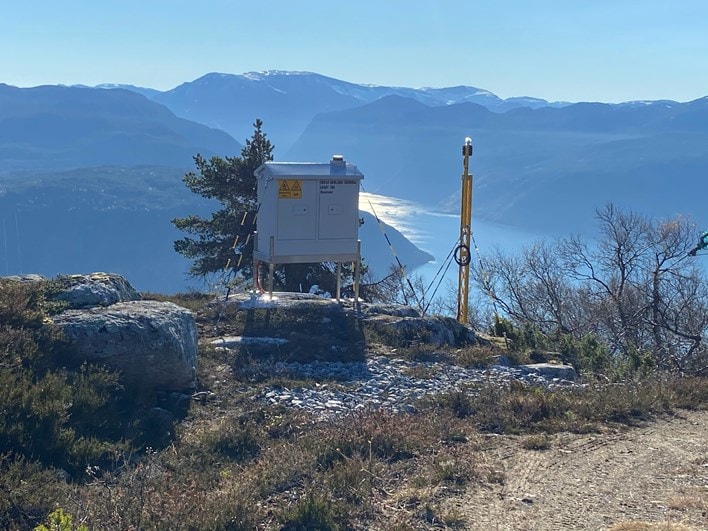 I 2020 installerte Statentt 20 pilotlys i Norge.I tillegg har hinderlysene blitt testet i laboratorium i klimakammer som utsatte systemet for ekstreme temperaturer (33 °C i ett døgn og -35 °C i tre døgn). Dette ga verdifulle erfaringer som har medført endringer i løsningen som nå skal være godt rustet for krevende norsk klima. Bildet er fra piloten. Foto: Statnett/Tormod Aarekol