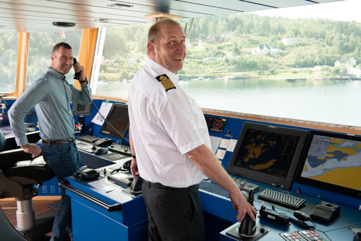 Kaptein Vidar Paulsen og førstestyrmann Jan Tougaard står på broen. 