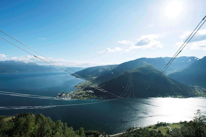 Bilde av kraftledninger over et fjordspenn