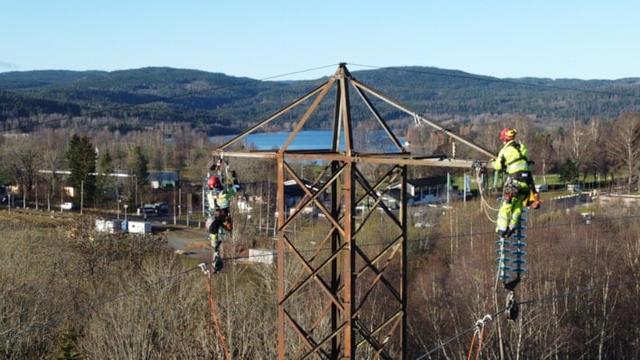 STOR JOBB: -Det har vært mye jobb med å sjekke den tekniske tilstanden til mastene som rives og sikre mastene tilstrekkelig før de tas ned og veltes, forteller Aasgård.