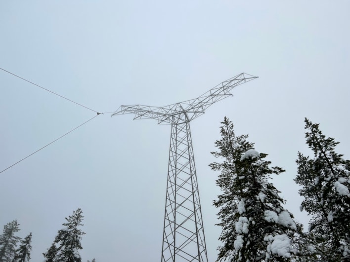 Mastene har blitt revet ved at strømledningene demonteres og spoles inn. Så bikkes mastene ned og kappes opp i mindre biter. Flere hundre tonn med mastestål er kjørt til resirkulering.