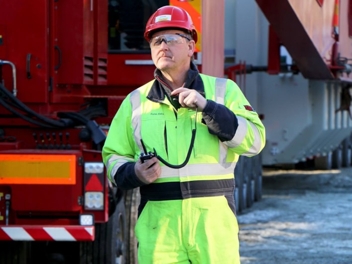 Rune Flakk, leder for landtransport i Statnett Transport måler veien der transporten skal gå