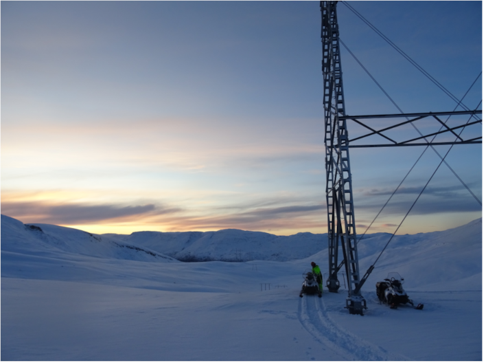 Illustrasjon av vidda med snø og strømmaster. 