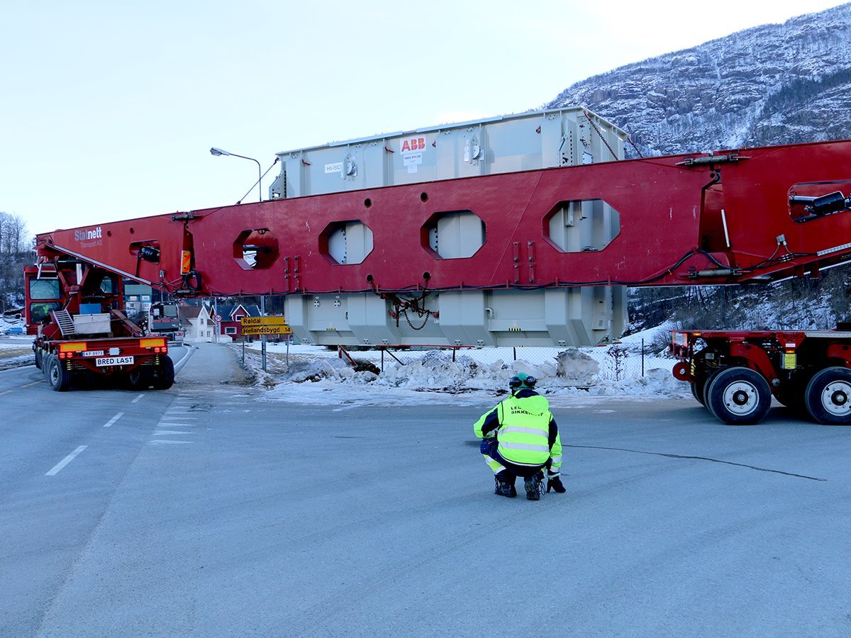 Transformatoren kjører rundt en krapp sving