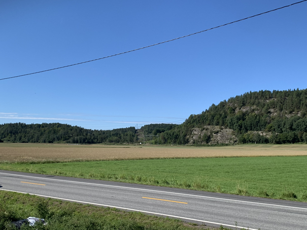  Gulliåsen rett frem i bildet. Tønsberg transformatorstasjon er planlagt i skogsfeltet til venstre for kraftgata.