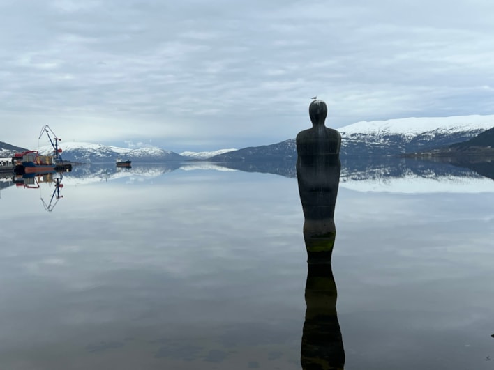 Båten ankommer havna like ved havmannen i Mo i Rana