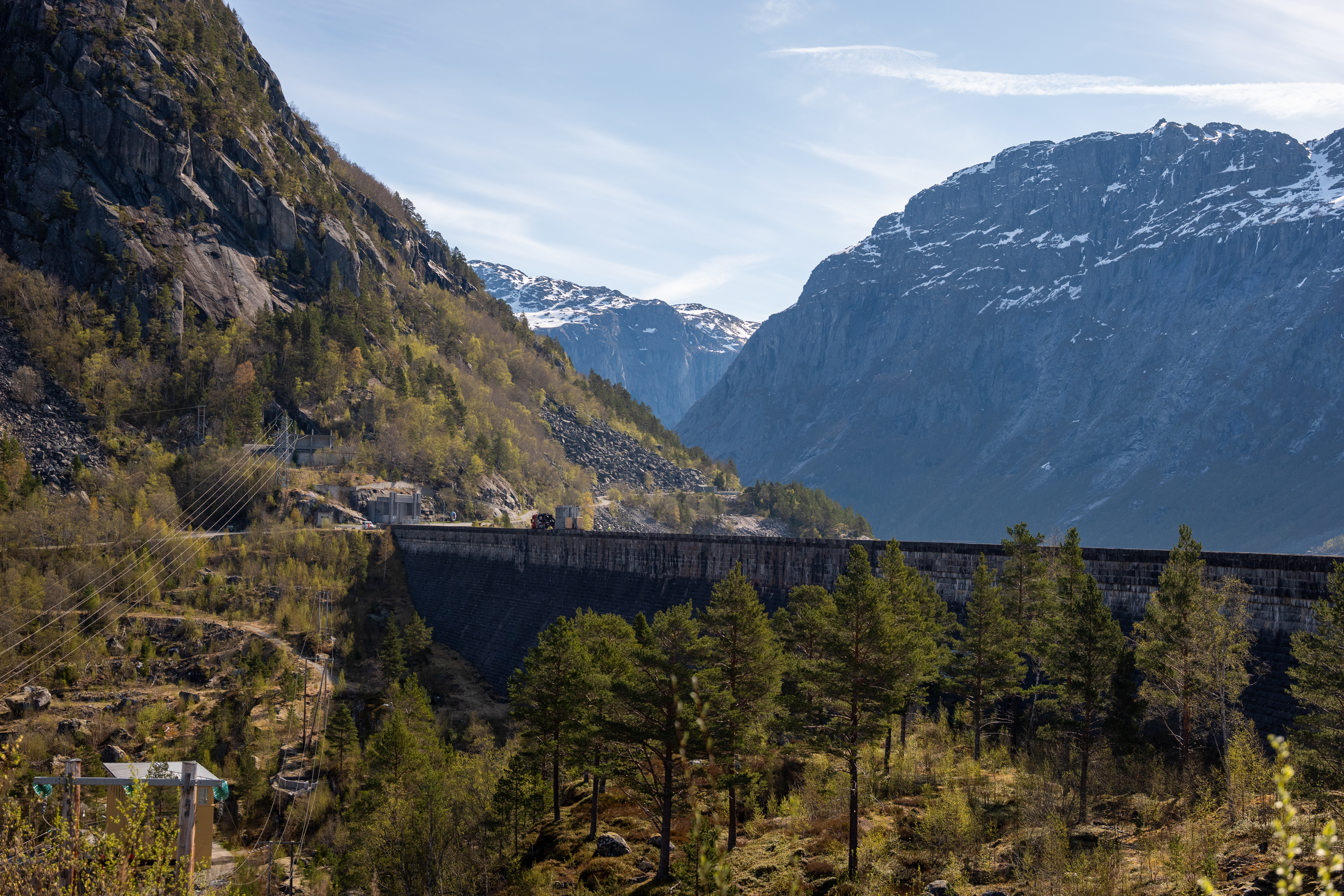 Bilde av en bru, fjell og himmel
