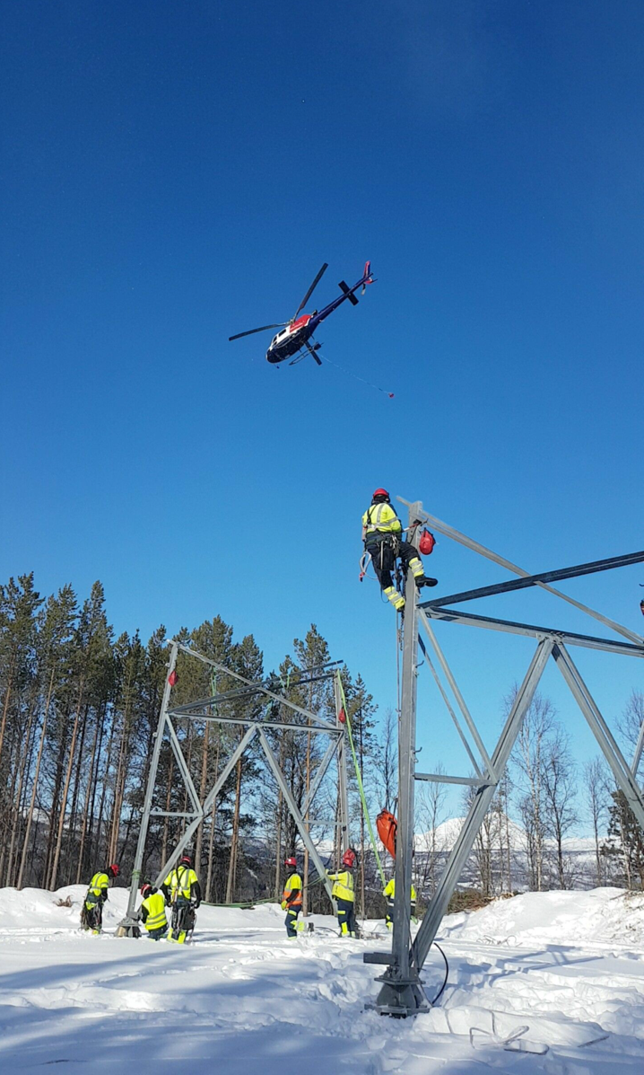 Her monteres Statnetts første mast på prefabrikkerte stålfundamenter.