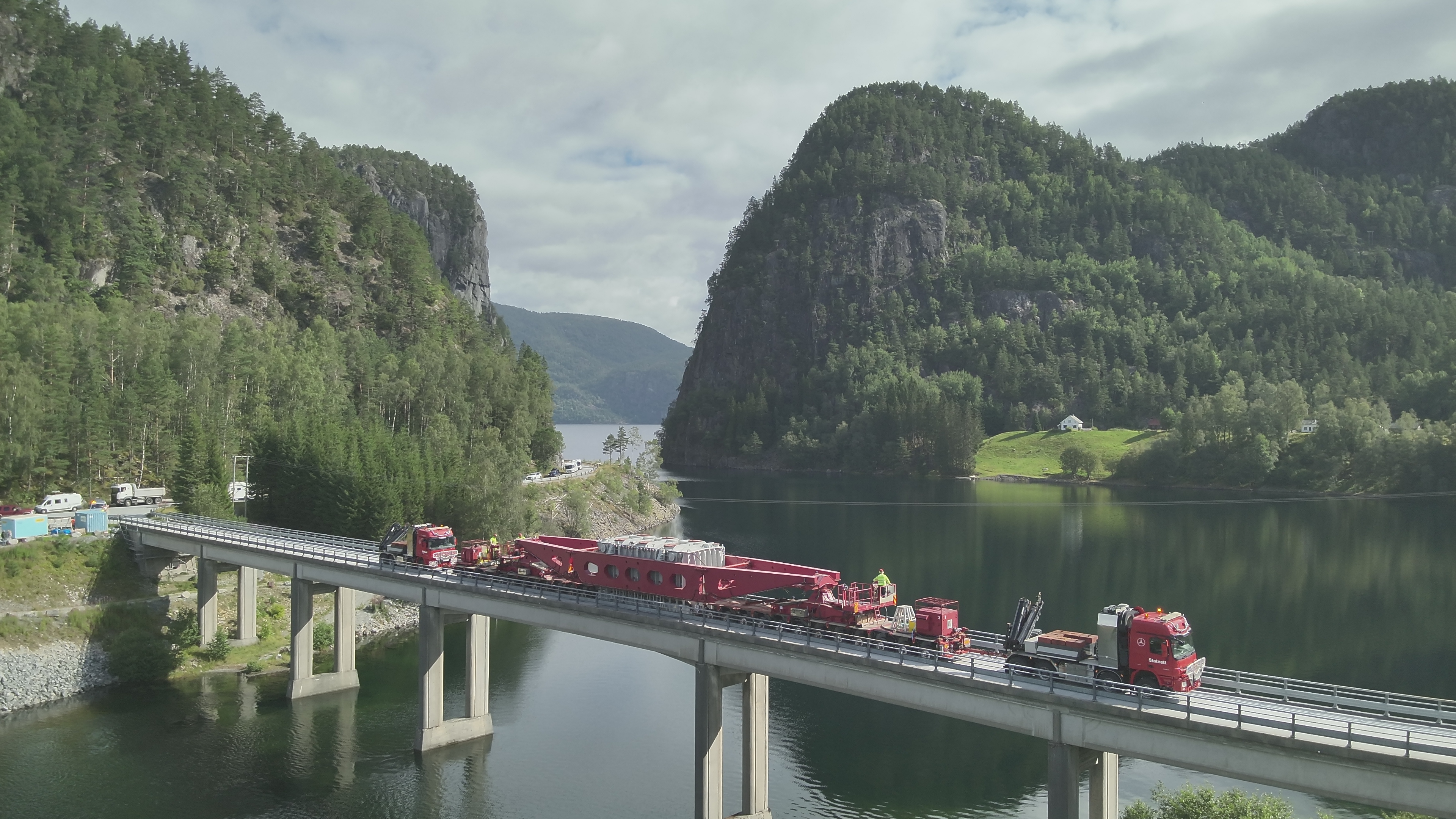 Bilde av tungtransport på en bro