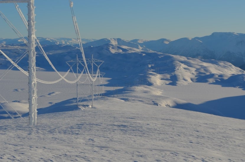 Master og ledninger i snølandskap