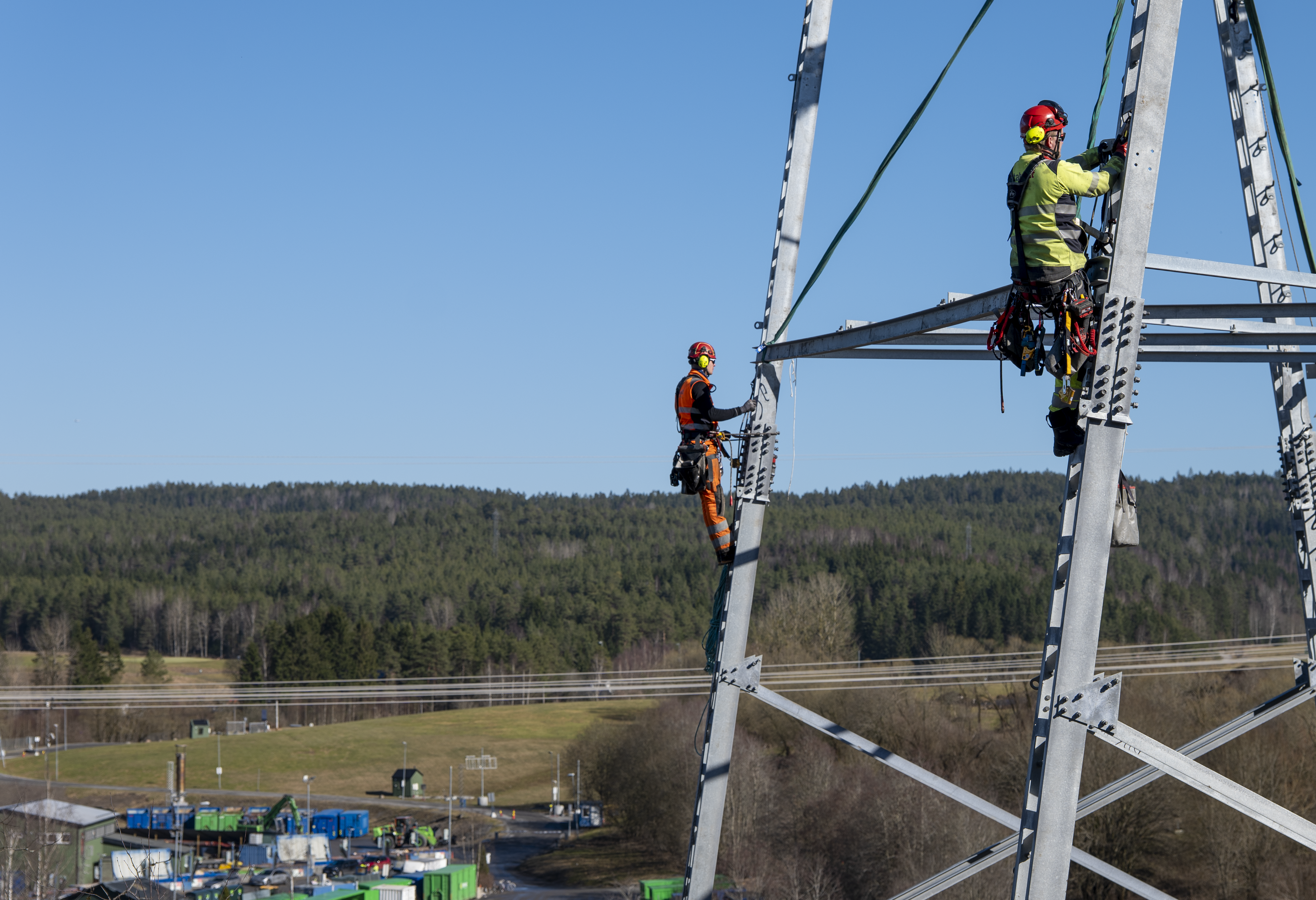 Bilde av to personer i mast.