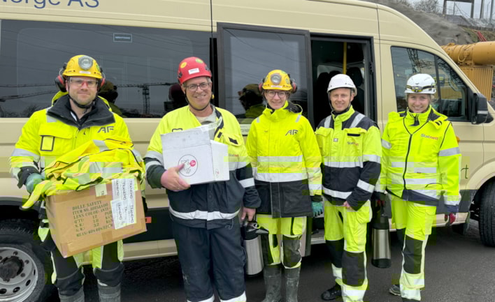 Fem personer med vernetøy