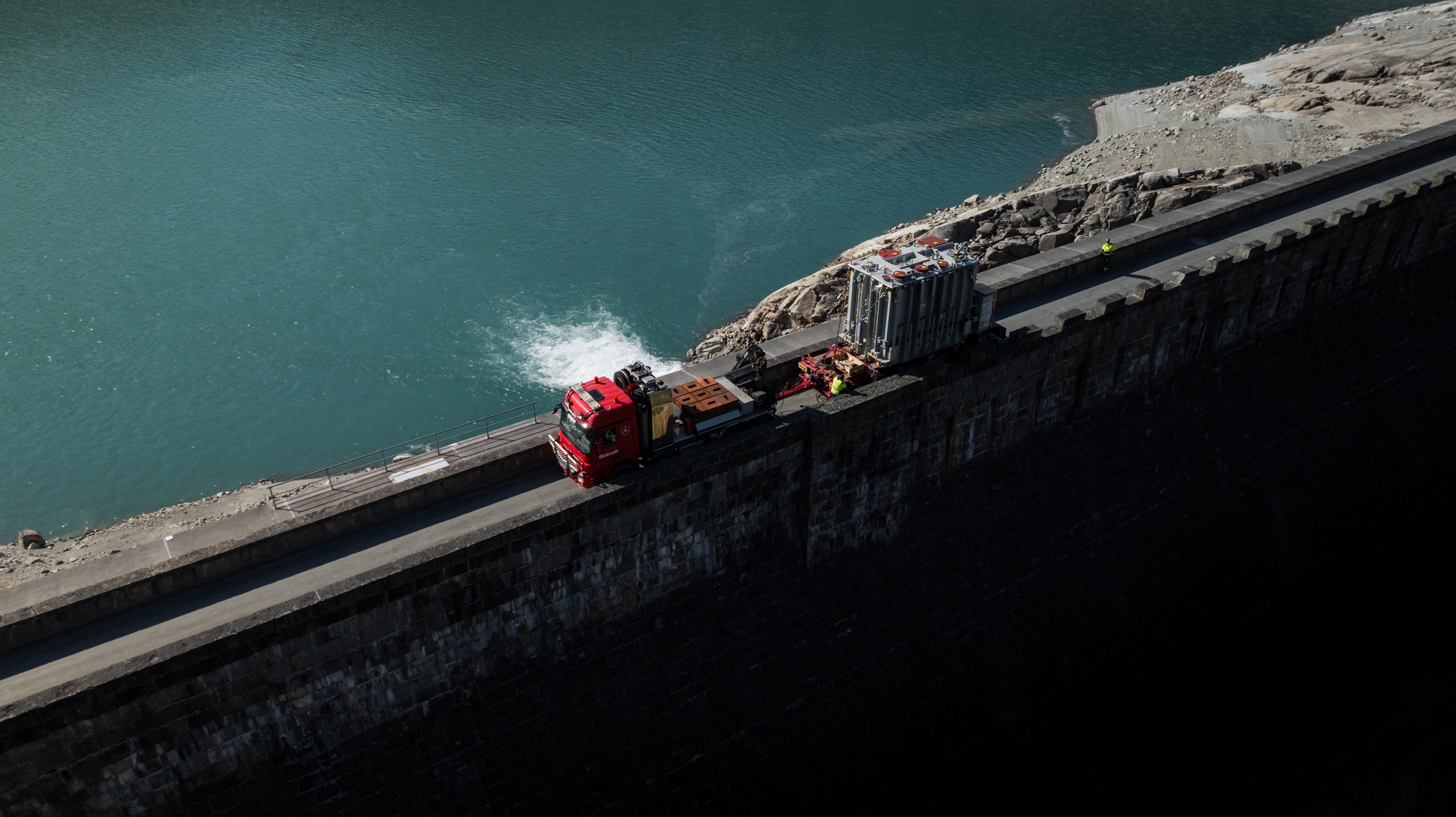 Bil som rygger over bru