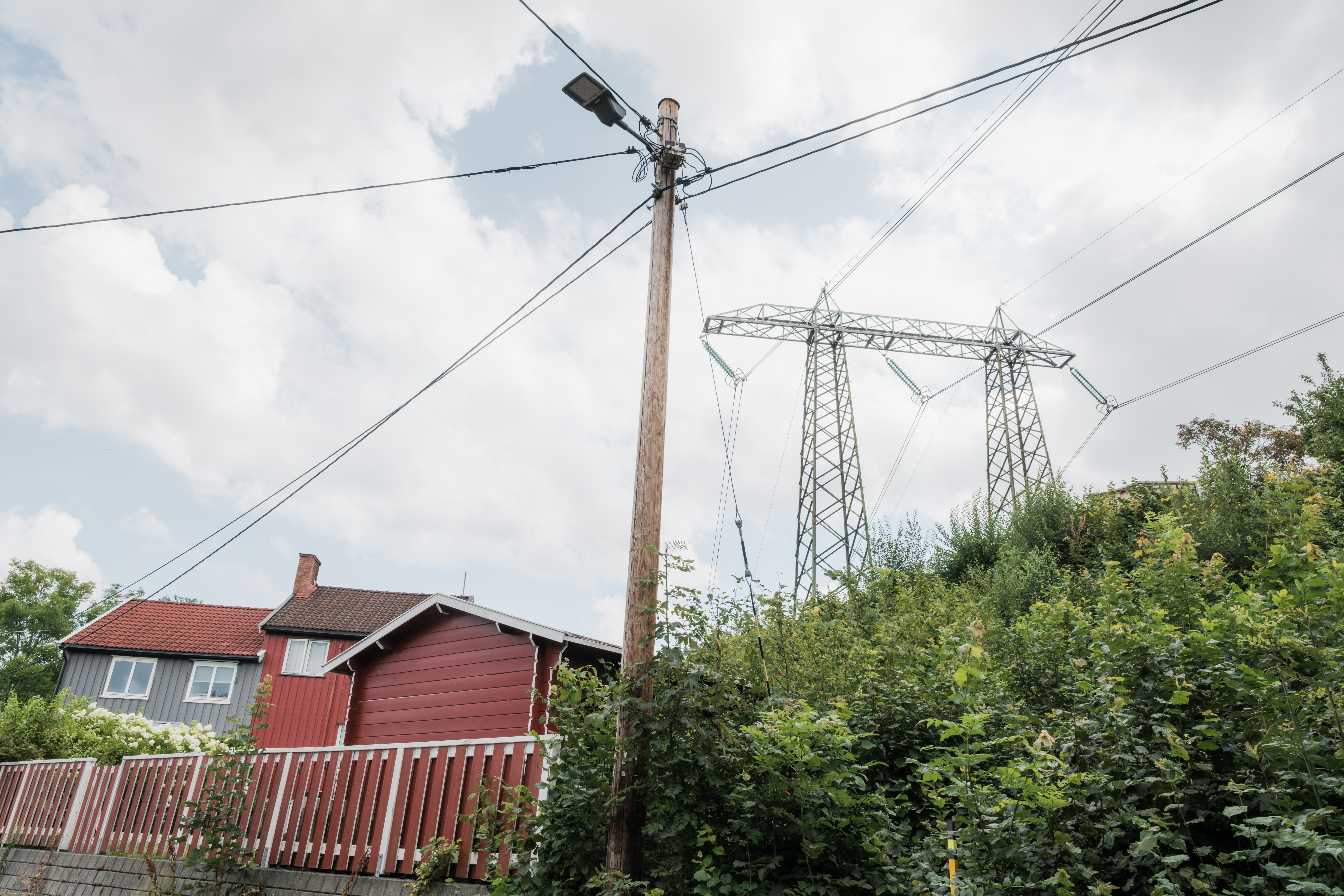 Bilde av høyspentmast og hus