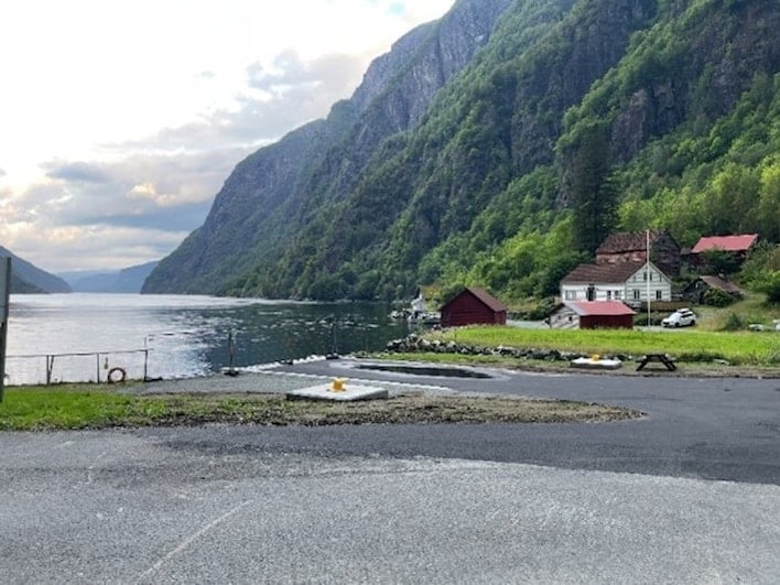 Bilde av asfalt og fjord