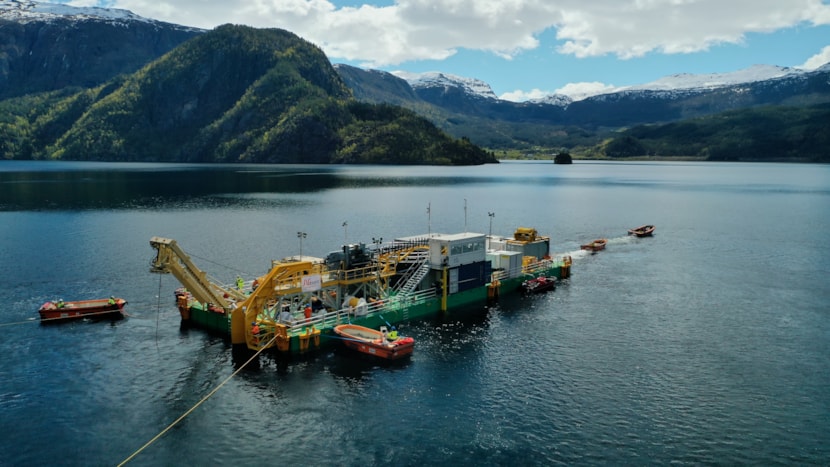The operation on lake Suldalsvatnet is rather unique. A custom-built cable laying platform measuring 43x15 meters had to be made for the operation. 