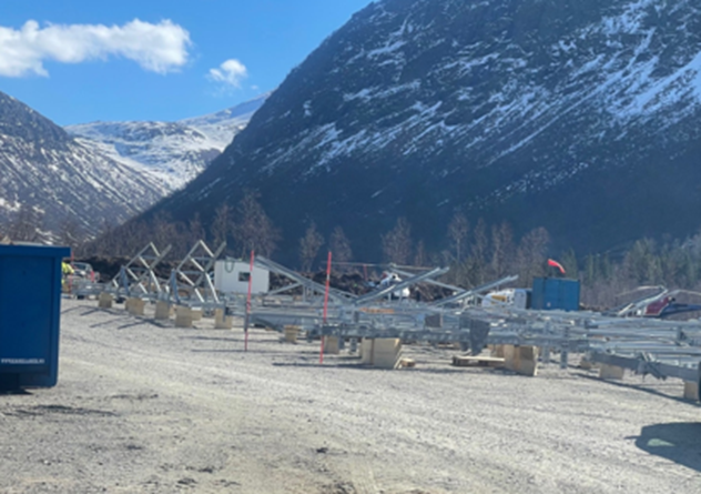 Mastestål premonteres på baseplasser både i Østbødalen og Kvenndalen