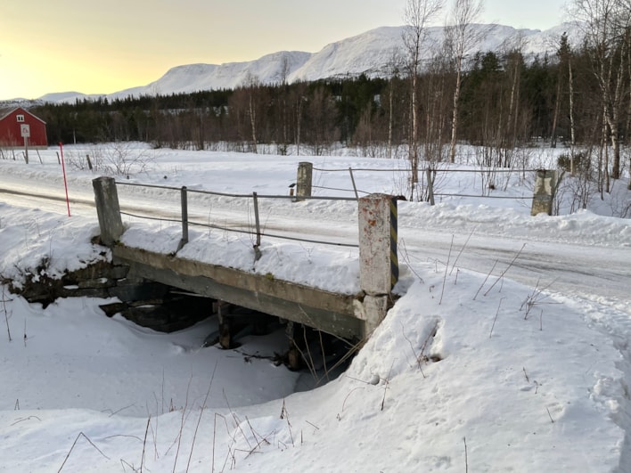 Gammel liten bro på vinterstid 